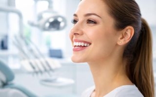 personne-souriante-dents-clinique-dentaire