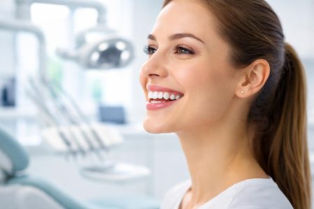 personne-souriante-dents-clinique-dentaire