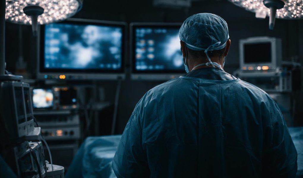 medecin-salle-operation-ecrans-equipements