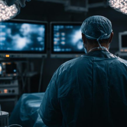 medecin-salle-operation-ecrans-equipements