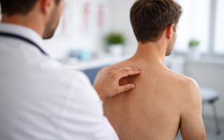 medecin-blouse-blanche-examen-peau