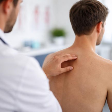 medecin-blouse-blanche-examen-peau