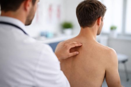 medecin-blouse-blanche-examen-peau